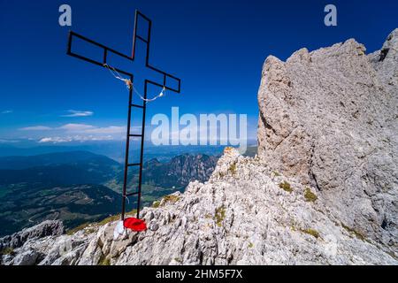 Vue aérienne de la région à l'ouest du groupe de Catinaccio vers la Valle Isarco, vue de la croix à Passo Santner. Banque D'Images