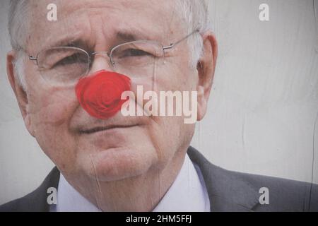 Affiches déchirées et peintes des candidats à l'élection présidentielle.France. Banque D'Images