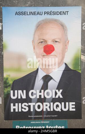 Affiches déchirées et peintes des candidats à l'élection présidentielle.France. Banque D'Images