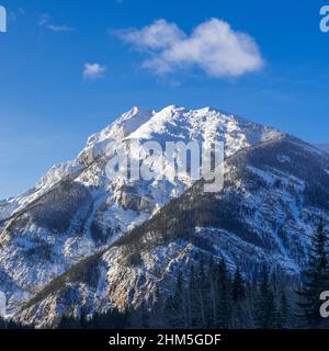 Mount Field depuis le point de vue du tunnel inférieur en spirale sur la TransCanada Highway près du col du cheval Kickelg, Colombie-Britannique, Canada. Banque D'Images