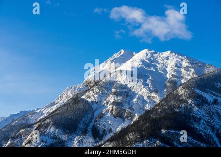 Mount Field depuis le point de vue du tunnel inférieur en spirale sur la TransCanada Highway près du col du cheval Kickelg, Colombie-Britannique, Canada. Banque D'Images