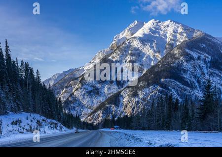 Mount Field depuis le point de vue du tunnel inférieur en spirale sur la TransCanada Highway près du col du cheval Kickelg, Colombie-Britannique, Canada. Banque D'Images