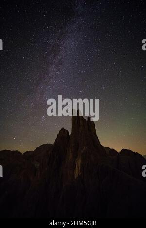 Voie lactée et étoiles au-dessus de la Torri di Vajolet du groupe Rosengarten, vu de l'ouest au-dessus de la cabane de montagne Rifugio Re Alberto I la nuit. Banque D'Images