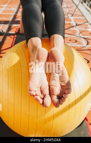 Instructeur de conditionnement physique des femmes à l'aide d'exercices de yoga à l'extérieur dans le soleil du matin Banque D'Images