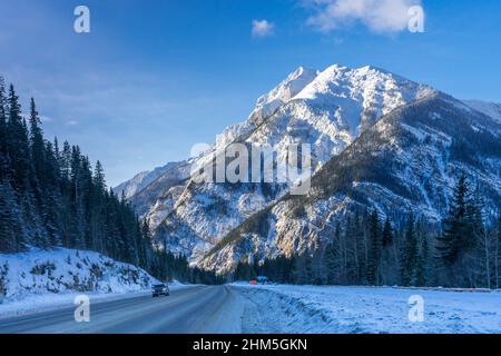 Mount Field depuis le point de vue du tunnel inférieur en spirale sur la TransCanada Highway près du col du cheval Kickelg, Colombie-Britannique, Canada. Banque D'Images