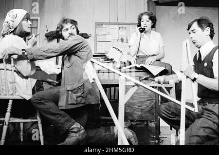 l-r: Paula Wilcox (Liz), Tony Spannell (Mike), Nichita McAuliffe (Elsie), Kevin Moore (Frank) en PLEIN PLAISIR par Victoria Wood au King’s Head Theatre Club, Londres N1 10/1980 conception de costumes: Maggie Smith chorégraphe: Fred Peters réalisateur: Andy Hinds Banque D'Images