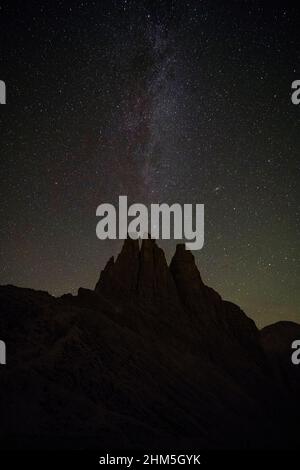 Voie lactée et étoiles au-dessus du Torri di Vajolet du groupe Rosengarten, vu de la cabane de montagne Rifugio Re Alberto I la nuit. Banque D'Images