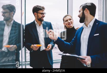 Groupe heureux de directeurs de bureau qui parlent au bureau Banque D'Images