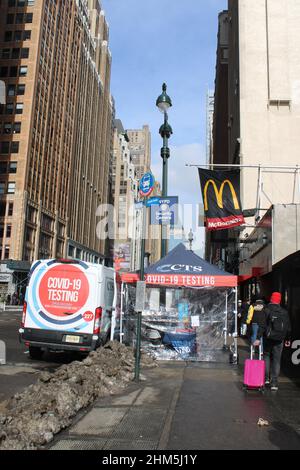 Station d'essai COVID-19 le long de 34th Street et 8th Avenue, New York, NY Banque D'Images