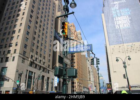 Personnes marchant le long de 34th Street et 8th Avenue, dans Midtown Manhattan Banque D'Images