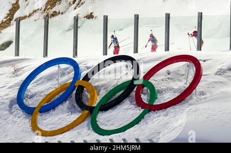 Zhangjiakou, province chinoise du Hebei.7th févr. 2022.Les athlètes participent à la compétition de biathlon féminin 15km au Centre national de biathlon de Zhangjiakou, dans la province de Hebei, dans le nord de la Chine, le 7 février 2022.Credit: Liu Chan/Xinhua/Alay Live News Banque D'Images