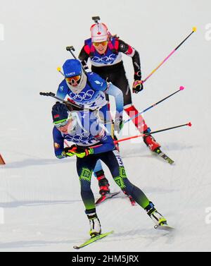 Zhangjiakou, province chinoise du Hebei.7th févr. 2022.Les athlètes participent à la compétition de biathlon féminin 15km au Centre national de biathlon de Zhangjiakou, dans la province de Hebei, dans le nord de la Chine, le 7 février 2022.Credit: Liu Chan/Xinhua/Alay Live News Banque D'Images