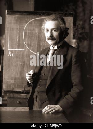 Le génie Albert Einstein (1879-1955) lors d'une conférence à Vienne en 1921 photo de F Schmutzer. Banque D'Images