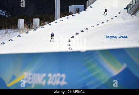 Zhangjiakou, province chinoise du Hebei.7th févr. 2022.Les athlètes participent à la compétition de biathlon féminin 15km au Centre national de biathlon de Zhangjiakou, dans la province de Hebei, dans le nord de la Chine, le 7 février 2022.Credit: Guo Cheng/Xinhua/Alamy Live News Banque D'Images