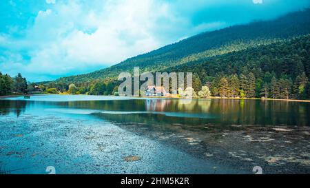 Parc national de Golcuk Bolu Turquie. Maison en bois d'automne sur le lac à l'intérieur de la forêt dans le parc national de Bolu Golcuk, Turquie Banque D'Images