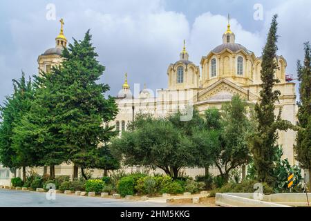 Vue sur la cathédrale russe orthodoxe de la Sainte Trinité, qui fait partie du complexe russe, à Jérusalem, en Israël Banque D'Images