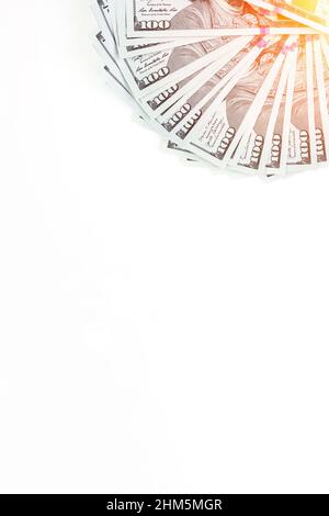 Dispositions échellées de billets américains de 100 dollars. Billets américains de 100 dollars en papier placés sur fond blanc Banque D'Images