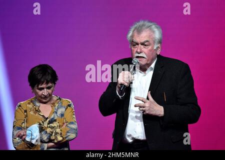 Marseille, France.06th févr. 2022.André Chassaigne (R), député français, prend la parole avant le début du premier rassemblement de campagne de Fabien Roussel à Marseille.Fabien Roussel, candidat du Parti communiste français (PCF), a choisi Marseille pour son premier rassemblement de campagne à l'élection présidentielle française.Crédit : SOPA Images Limited/Alamy Live News Banque D'Images