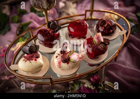 Mini gâteaux en forme de coeur. Concept de mariage ou de Saint-Valentin Banque D'Images