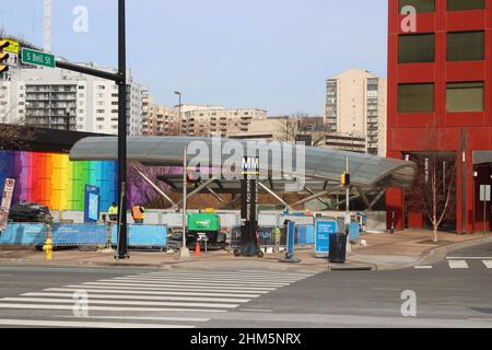 Sortie de la station de métro Crystal City, avec travaux environnants Banque D'Images