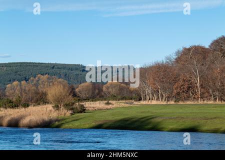 C'est une vue sur la rivière Spey lors d'une journée hivernale ensoleillée à Craigellachie, Moray, Écosse, le 7 février 2022 Banque D'Images