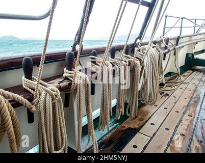 Épingles de précision et corde, partie du gréement de grands navires, Queensland, Australie Banque D'Images
