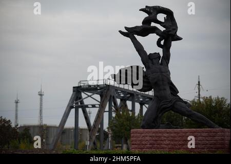 La célèbre statue de Prométhée à l'extérieur de la centrale nucléaire de Tchernobyl se trouvait autrefois à l'extérieur du théâtre, à Pripyat, à proximité. Banque D'Images