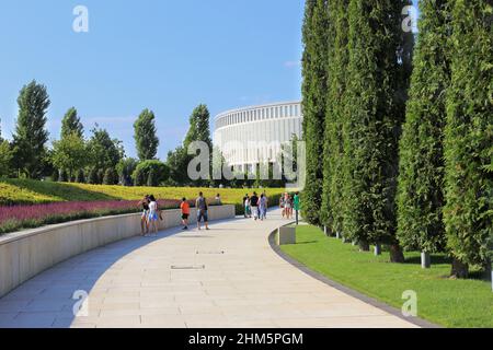 Krasnodar, Russie - 16 août 2021 : Parc de la ville de Krasnodar ou Parc Galitsky. Zone de repos. Lieu de repos gratuit pour les habitants de la ville. Les gens marchent sur un Banque D'Images