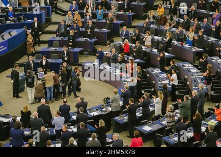 Strasbourg, France - 18 décembre 2019 : vue d'en haut du président du Parlement européen David Sassoli avec le prix Sakharov 2019 la fille Ilham Tohti reçoit un prix en son nom Banque D'Images