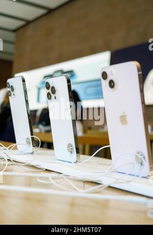 Paris, France - 24 septembre 2021: Rangée de plusieurs nouveaux ordinateurs Apple iPhone pro 13 et simple avec trois et deux caméras à l'arrière Banque D'Images