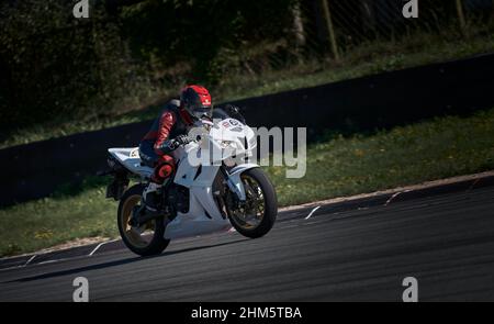 11-05-2021 Riga, Lettonie motocycliste à vélo de sport sur route asphaltée vide. Vélo de sport. Course MotoGP. Supermotos. Courses de motos. Fille Motorcycl Banque D'Images