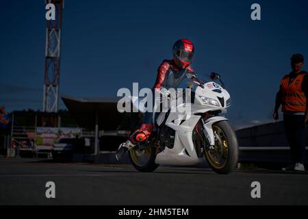 11-05-2021 Riga, Lettonie motocycliste à vélo de sport sur route asphaltée vide. Vélo de sport. Course MotoGP. Supermotos. Courses de motos. Fille Motorcycl Banque D'Images