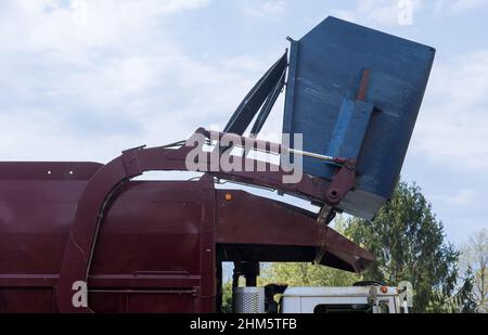 Collecte le transport des ordures ménagères par les employés des services municipaux Banque D'Images
