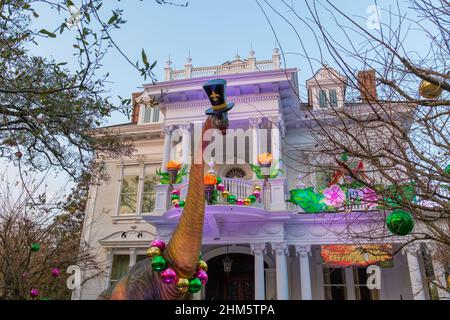 LA NOUVELLE-ORLÉANS, LA, États-Unis - 9 FÉVRIER 2021 : célèbre Wedding Cake House sur l'avenue St. Charles a été nommé Mardi gras Banque D'Images