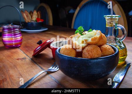 Boulettes de riz frites. Traditionnel du Brésil où il s'appelle Bolinho de arroz. Banque D'Images