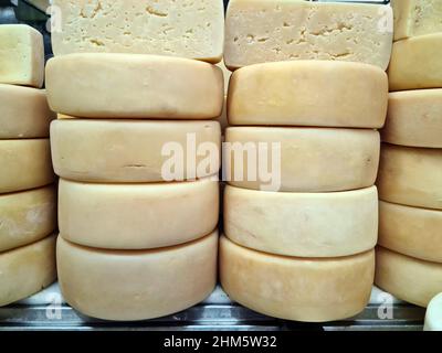 Canastra Cheese sur l'étagère d'un magasin dans le marché central de Belo Horizonte, Minas Gerais, Brésil. Banque D'Images