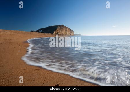 West Bay avec les falaises est au loin, une partie du site du patrimoine mondial de la côte jurassique.Dorset, Royaume-Uni. Banque D'Images