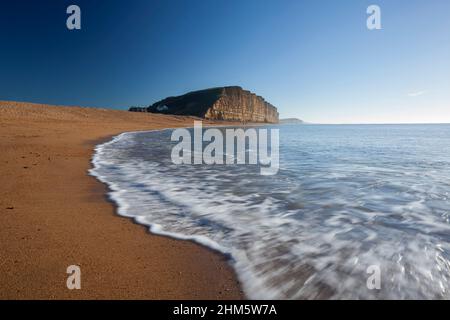 West Bay avec les falaises est au loin, une partie du site du patrimoine mondial de la côte jurassique.Dorset, Royaume-Uni. Banque D'Images