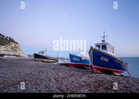 Bateaux de pêche ramenée sur Beer Beach.Site classé au patrimoine mondial de la côte Jurassic.Devon, Royaume-Uni. Banque D'Images