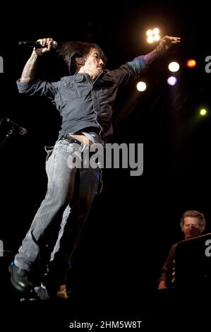 Milan Italie 2011-06-21: Concert live de The Journey à l'Arena Fiera Milano Rho, la chanteuse Arnel Pineda pendant le concert Banque D'Images