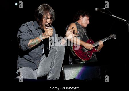 Milan Italie 2011-06-21: Concert live de The Journey à l'Arena Fiera Milano Rho, la chanteuse Arnel Pineda pendant le concert Banque D'Images