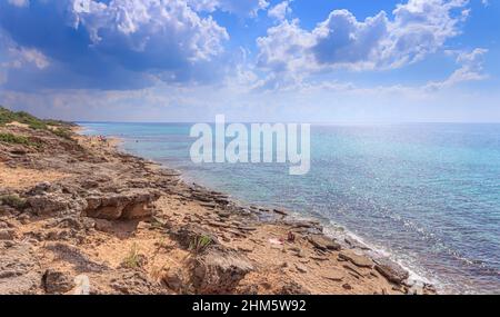 Les plus belles plages de l'Italie: Parc des dunes Campomarino à Apulia, Italie. La zone protégée s'étend sur toute la côte de la ville de Marugio Banque D'Images