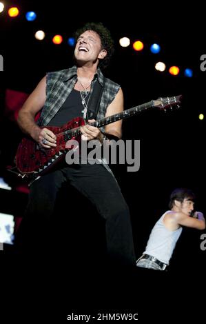 Milan Italie 2011-06-21: Concert live de The Journey à l'Arena Fiera Milano Rho, le guitariste Neal Schon pendant le concert Banque D'Images