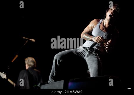 Milan Italie 2011-06-21: Concert live de The Journey à l'Arena Fiera Milano Rho, la chanteuse Arnel Pineda pendant le concert Banque D'Images