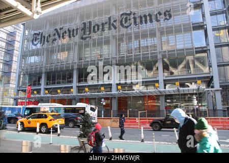 Les gens et la circulation passant par le bâtiment du New York Times, New York, NY Banque D'Images