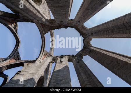 Vue intérieure, regardant vers le ciel la ruine de Sankta Katarina, une imposante église gothique en ruines à Visby dans le Gotland, Suède Banque D'Images