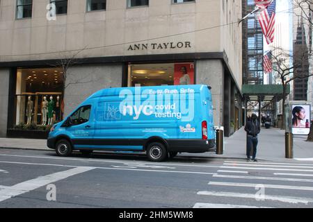 Fourgonnette Blue NYC COVID-19 à Midtown Manhattan, New York, NY Banque D'Images