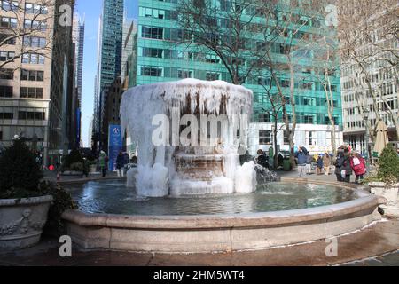 Fontaine gelée à Bryant Park, New York, NY Banque D'Images