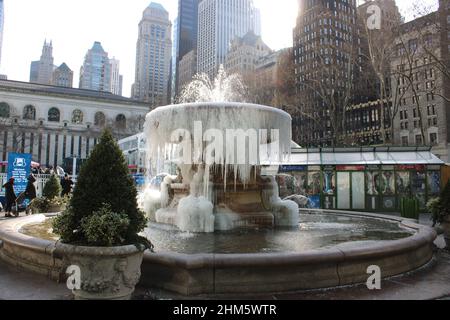 Fontaine gelée à Bryant Park, New York, NY Banque D'Images