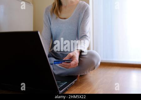 Concept de faire du shopping sans quitter votre maison. Femme magasine en ligne Banque D'Images
